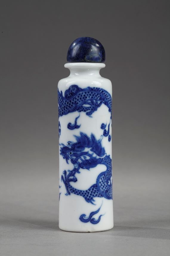 Snuff bottle porcelain soft paste decorated in underglaze blue with a dragon - Probably imperial kilns - | MasterArt